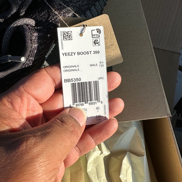 New! Yeezy Boost 350 Pirate Black Size 7 BB5350 (2022/2023 Release) - Picture 4 of 9
